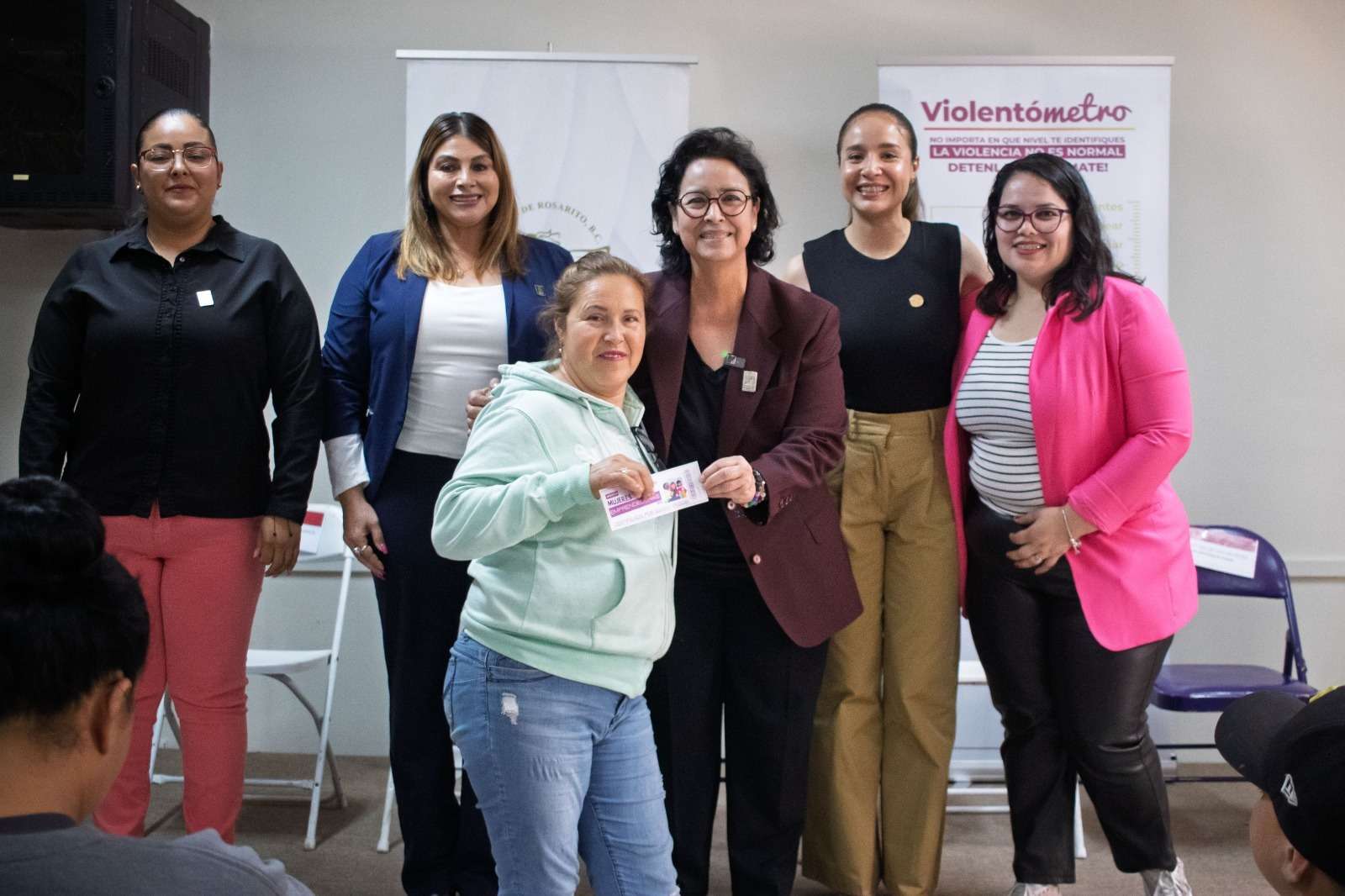 Rocio Adame entrega apoyos de emprendimiento
