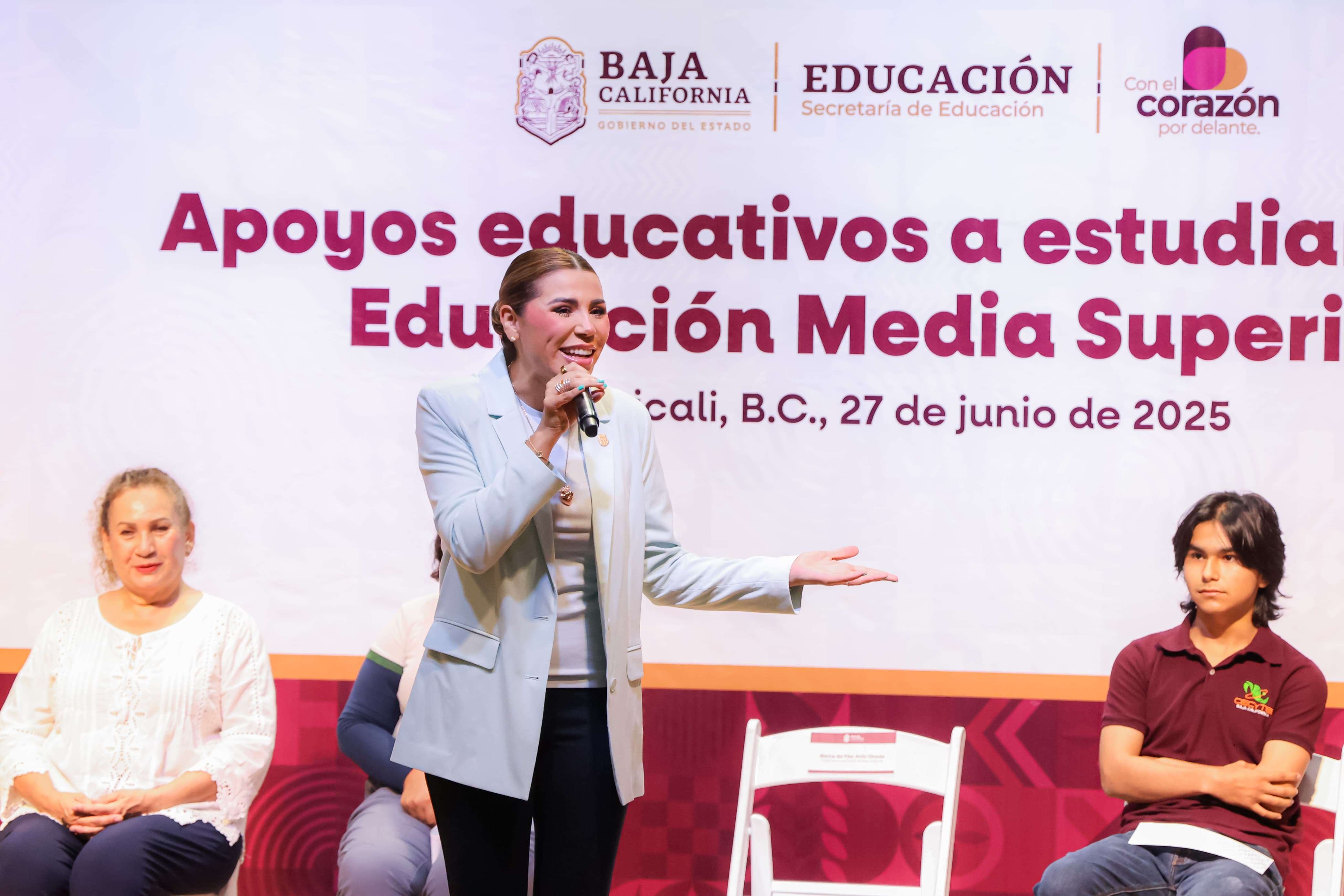 ENCABEZA GOBERNADORA ENTREGA DE BECAS PARA JÓVENES