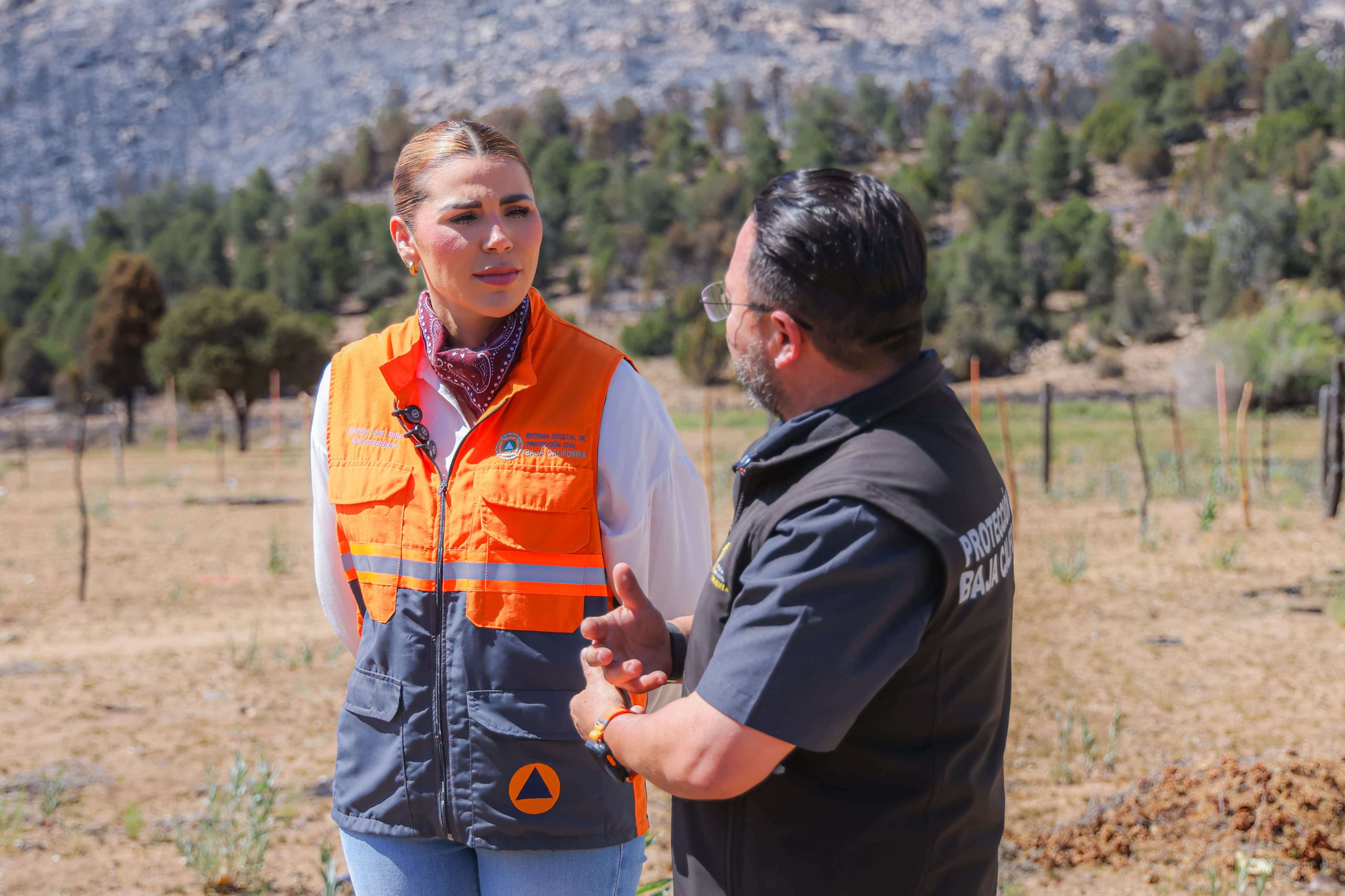 REFUERZAN COMBATE A INCENDIO EN TECATE CON APOYO AÉREO