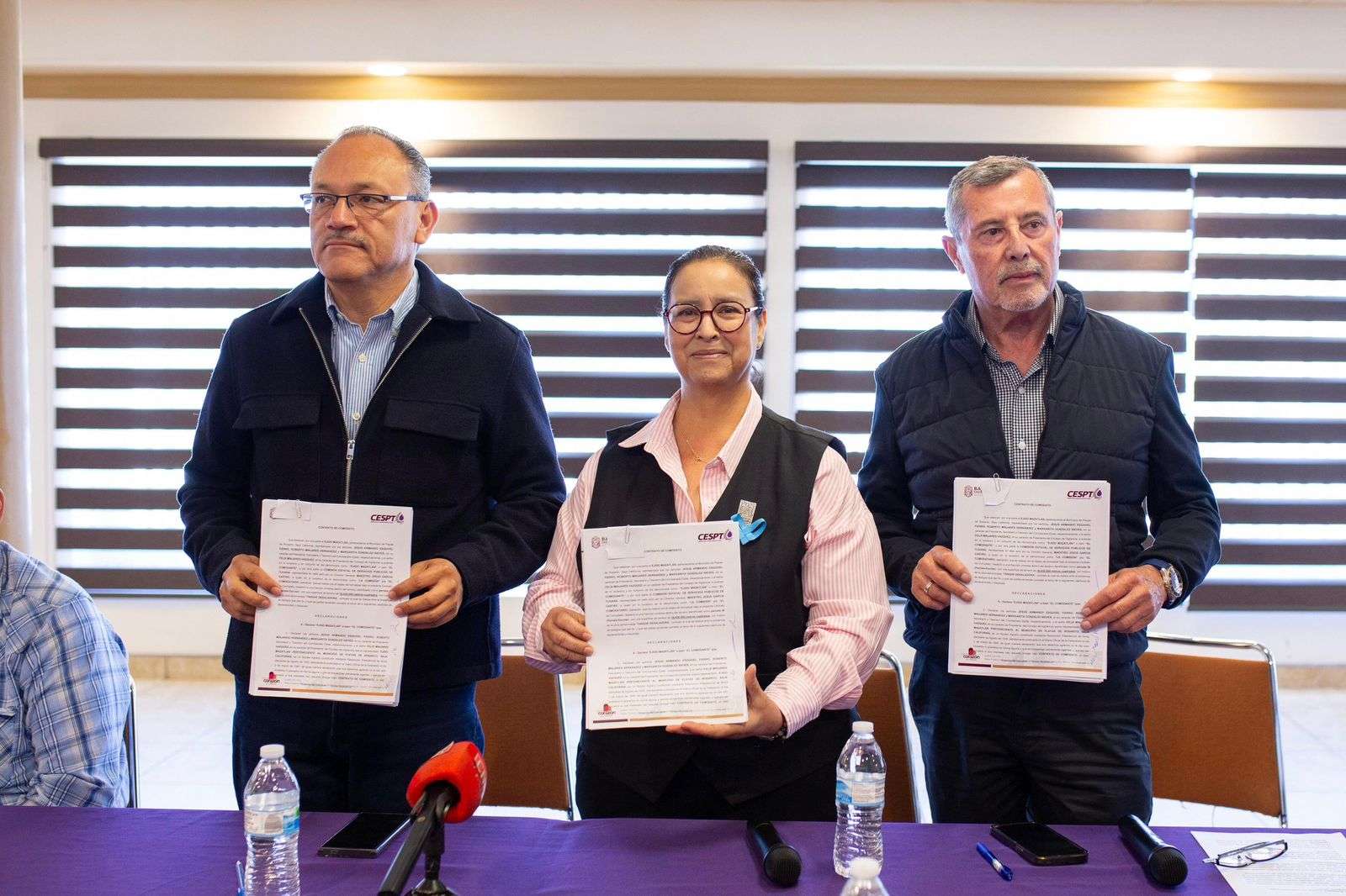 Rocio Adame celebra la firma de contrato para planta desaladora