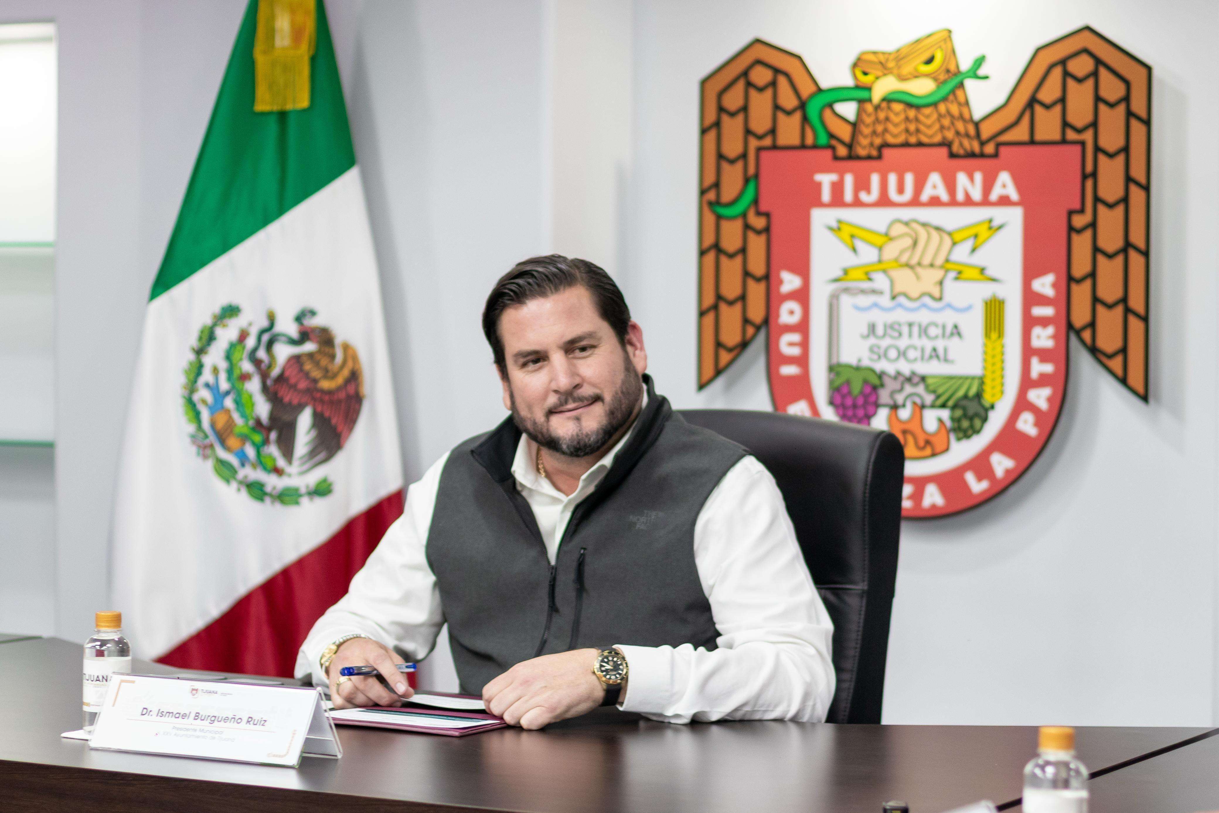 Firma Ismael Burgueño convenio de vinculación con la Universidad