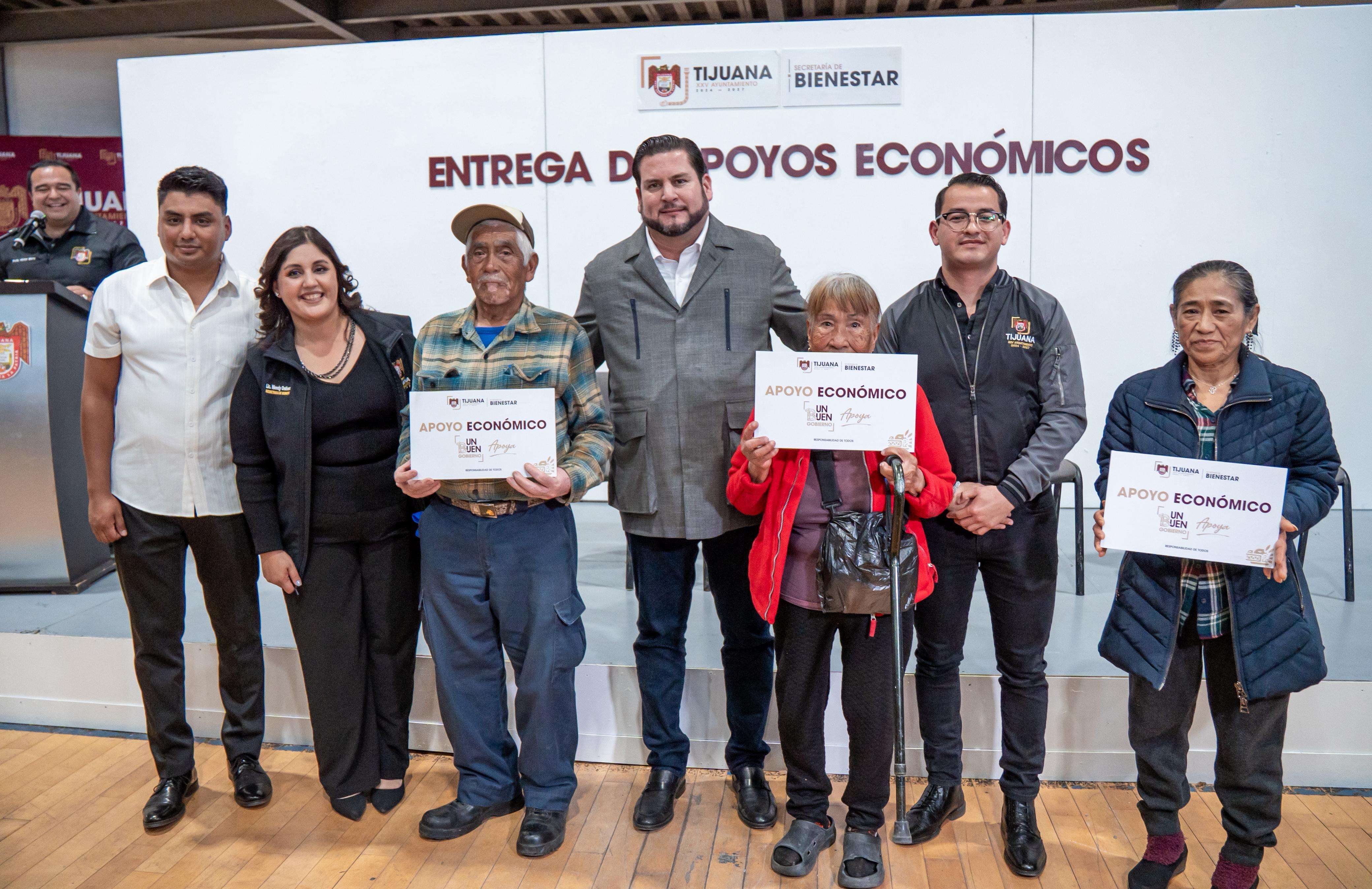 Entregan apoyos económicos a  ciudadanía en situación vulnerable 