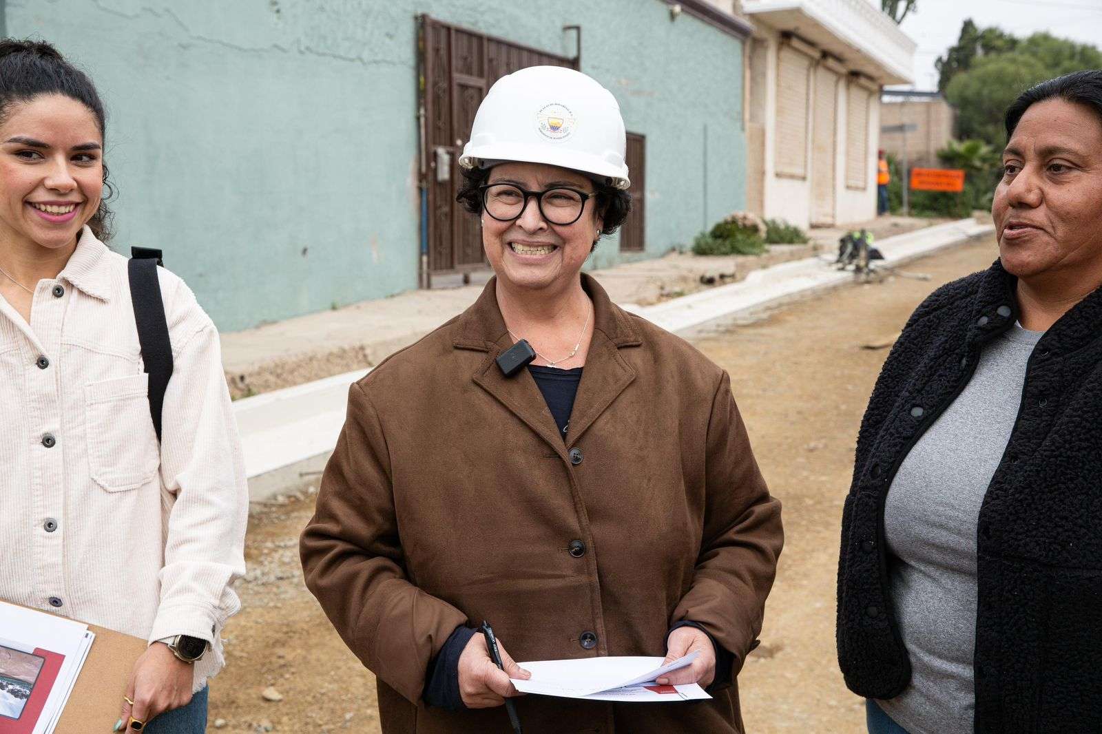 Rocio Adame supervisa avance de pavimentación en Lomas de Rosarito