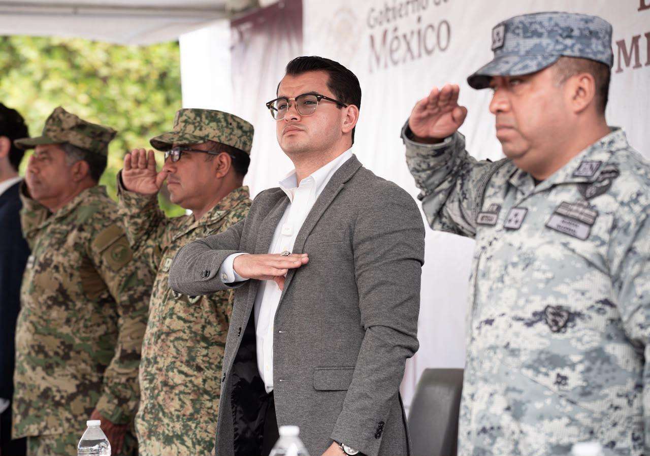 Asiste Alcalde a la Protesta de Bandera de soldados del SMN